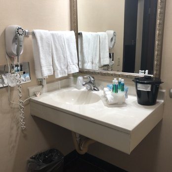 Holiday Inn Express Spokane Valley by IHG — Bathroom