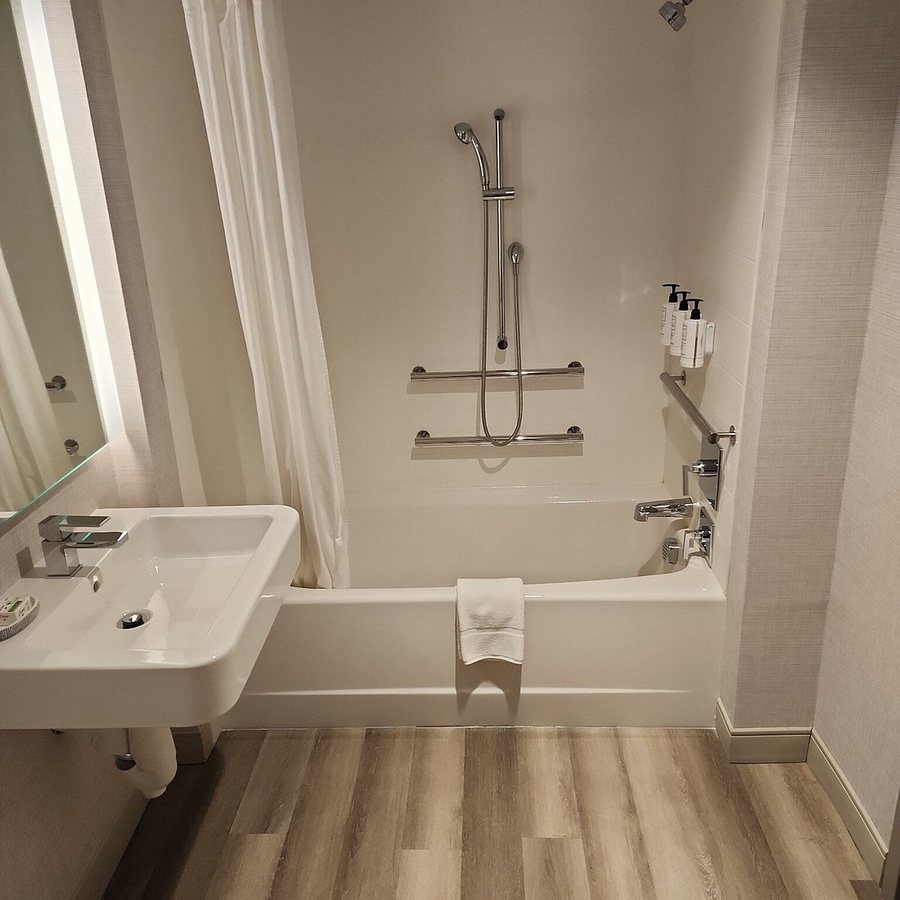 Holiday Inn Express St Albans By Ihg — Bathroom