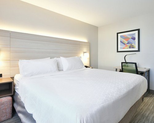 Holiday Inn Express Staten Island West by IHG — Guest room