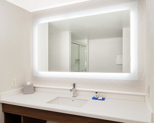 Holiday Inn Express Statesboro By IHG — Bathroom