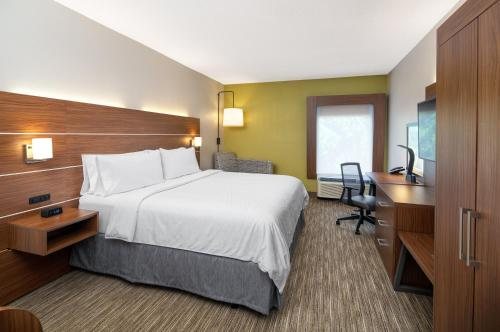 Holiday Inn Express Statesboro By IHG — Guest room