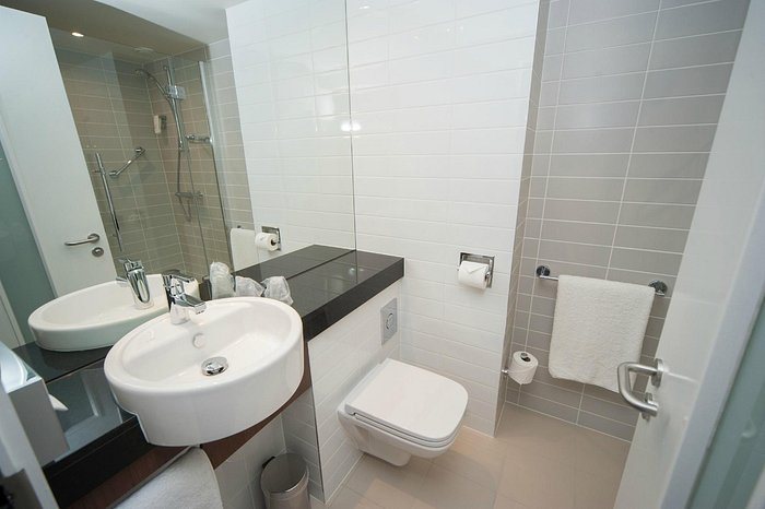 Holiday Inn Express Suites Aberdeen By IHG — Bathroom
