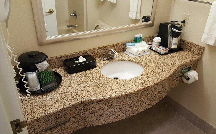 Holiday Inn Express Suites Acworth Kennesaw Northwest By IHG — Bathroom