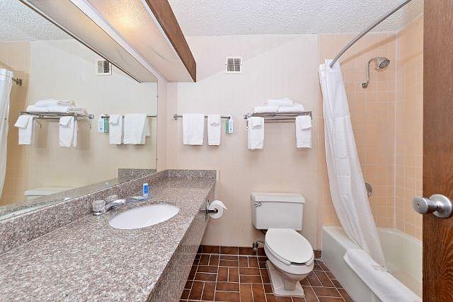 Holiday Inn Express Suites Alamosa By IHG — Bathroom