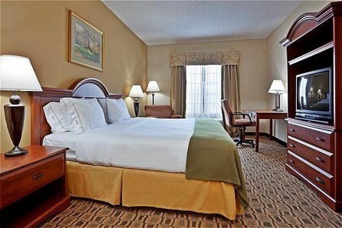 Holiday Inn Express Suites Albemarle by IHG — Guest room