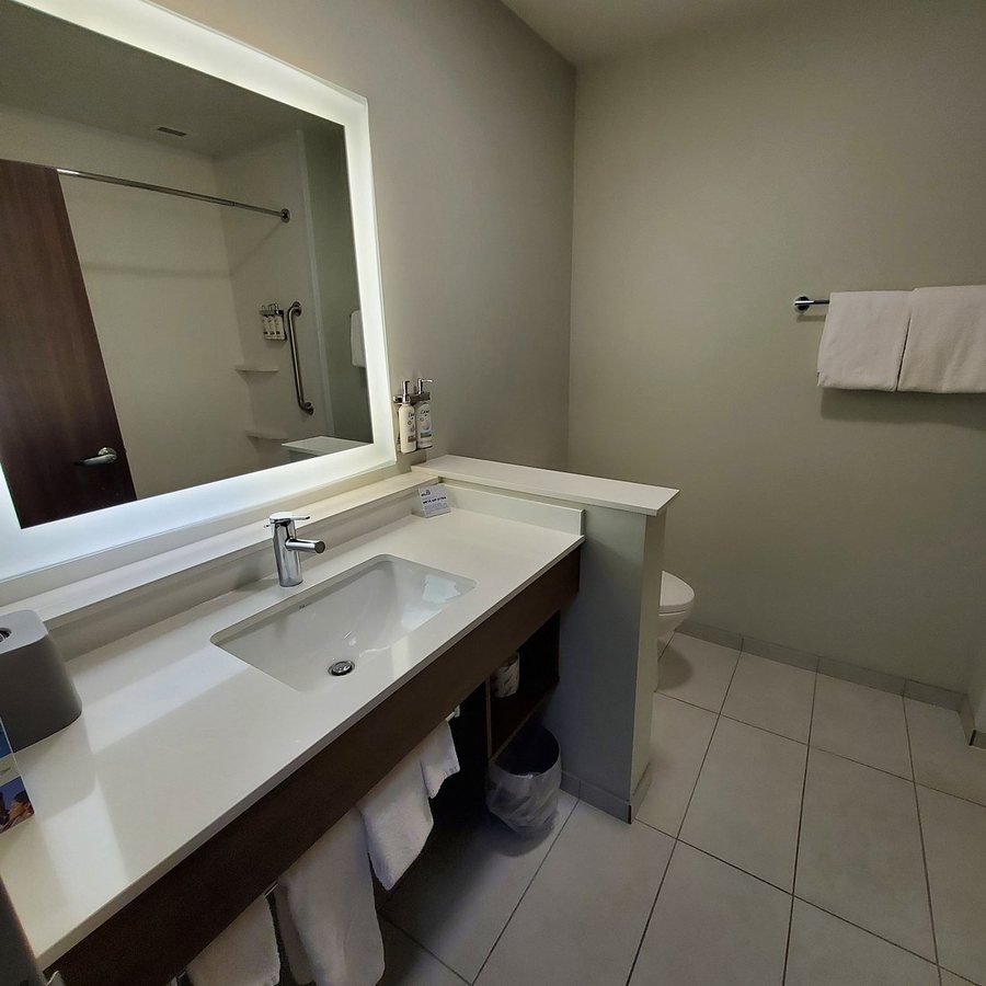 Holiday Inn Express Suites Albert Lea I 35 By IHG — Bathroom