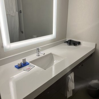 Holiday Inn Express Suites Alcoa knoxville Airport By IHG — Bathroom