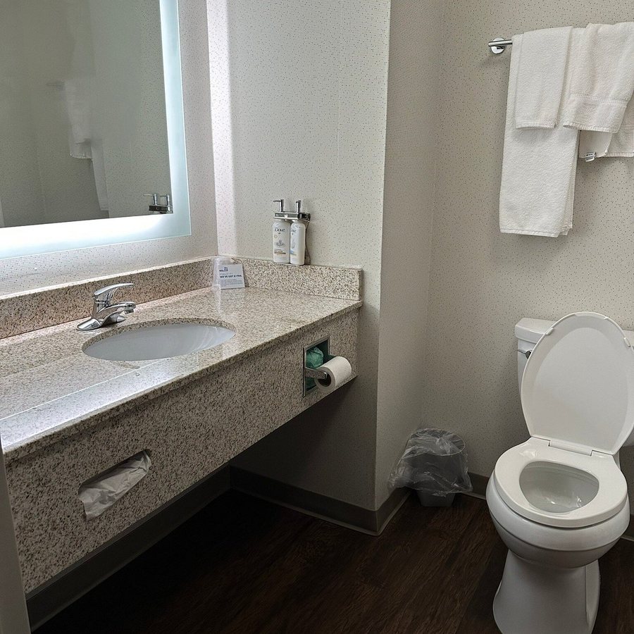 Holiday Inn Express Suites Allentown West By IHG — Bathroom