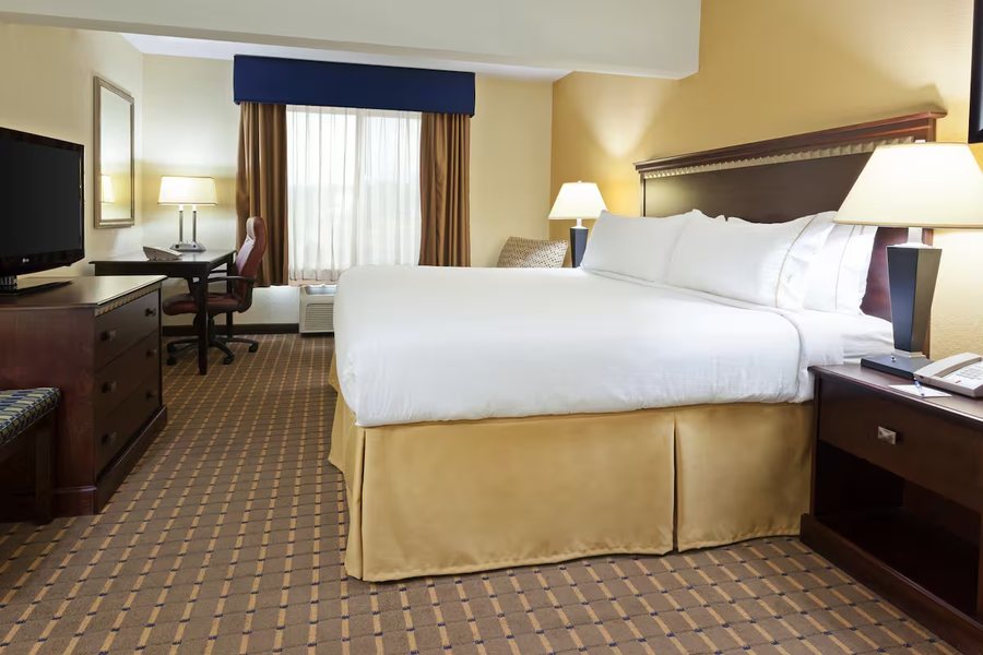 Holiday Inn Express Suites Allentown West By IHG — Guest room