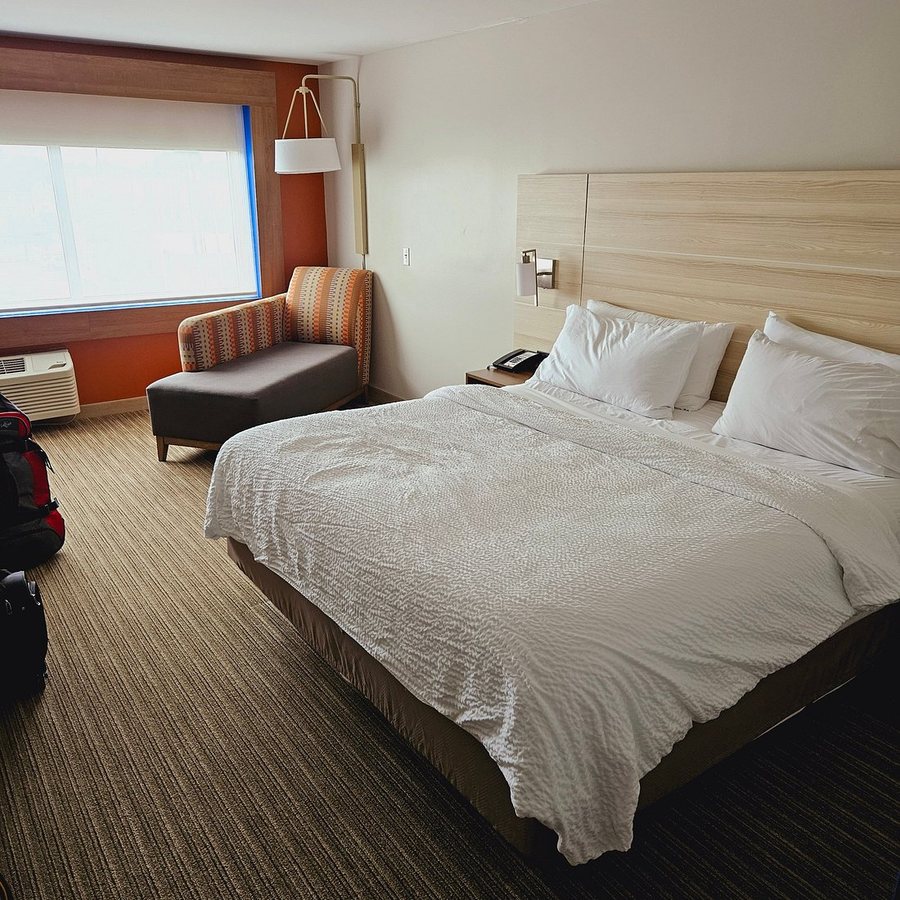 Holiday Inn Express Suites Alpena Downtown By IHG — Guest room