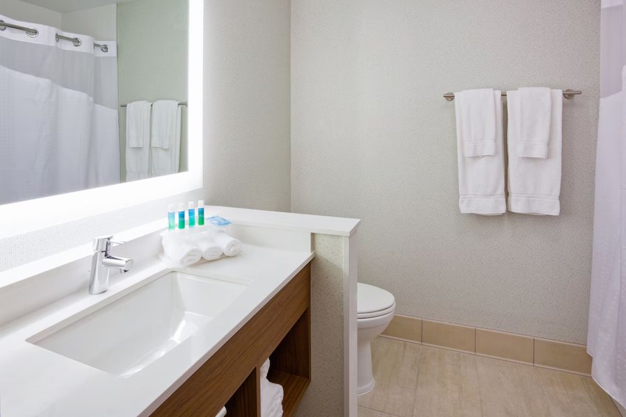 Holiday Inn Express Suites Altoona des Moines By IHG — Bathroom