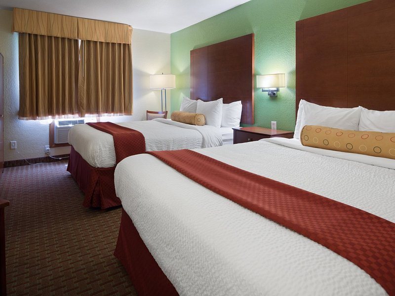 Holiday Inn Express Suites Altoona des Moines By IHG — Guest room