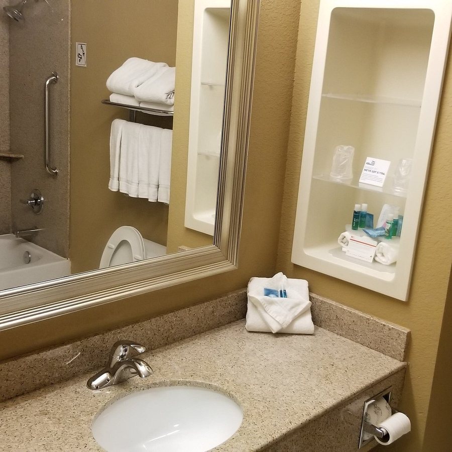 Holiday Inn Express Suites Amarillo South by IHG — Bathroom