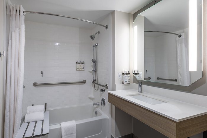 Holiday Inn Express Suites Anderson by IHG — Bathroom