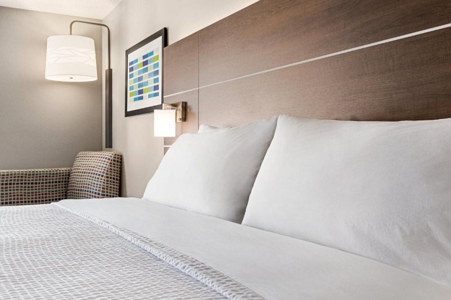 Holiday Inn Express Suites Anniston oxford By IHG — Guest room