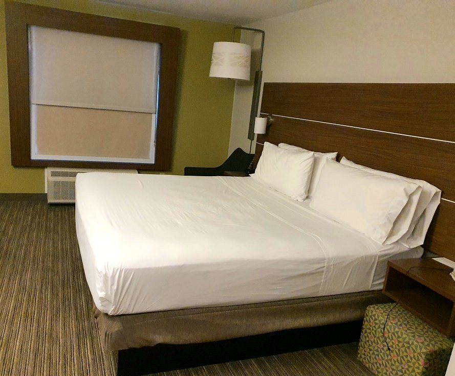 Holiday Inn Express Suites Arlington I 20 Parks Mall by IHG — Guest room
