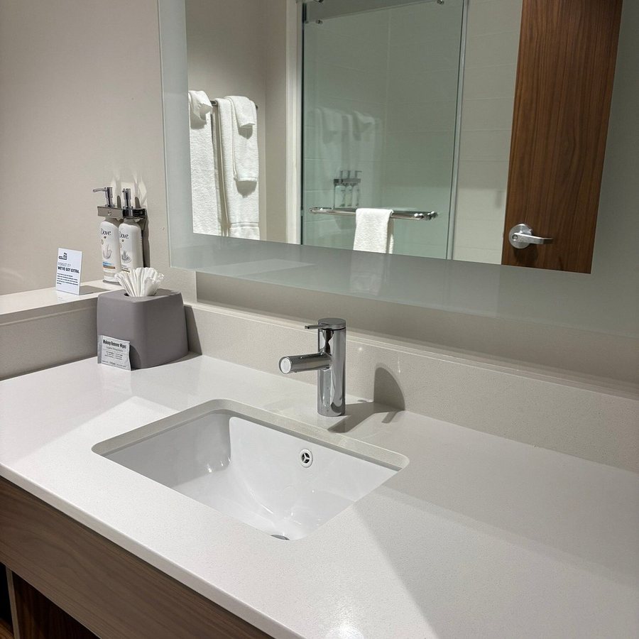 Holiday Inn Express Suites Asheboro By IHG — Bathroom
