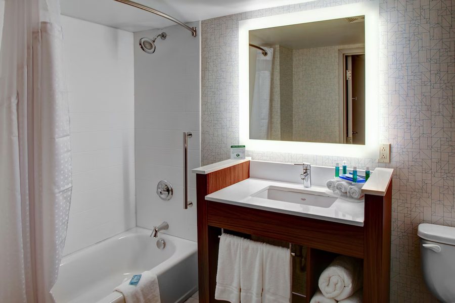 Holiday Inn Express Suites Ashland by IHG — Bathroom
