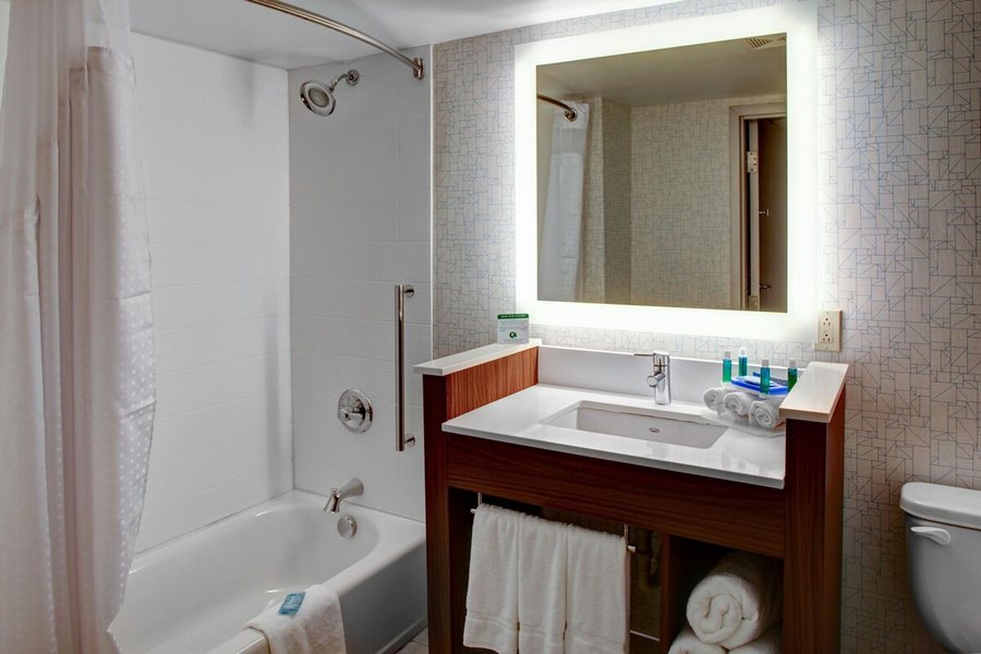 Holiday Inn Express Suites Ashland by IHG — Bathroom