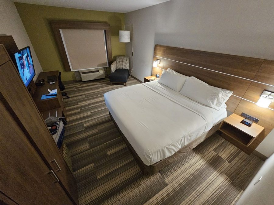 Holiday Inn Express Suites Atlanta Arpt West Camp Creek by IHG — Guest room