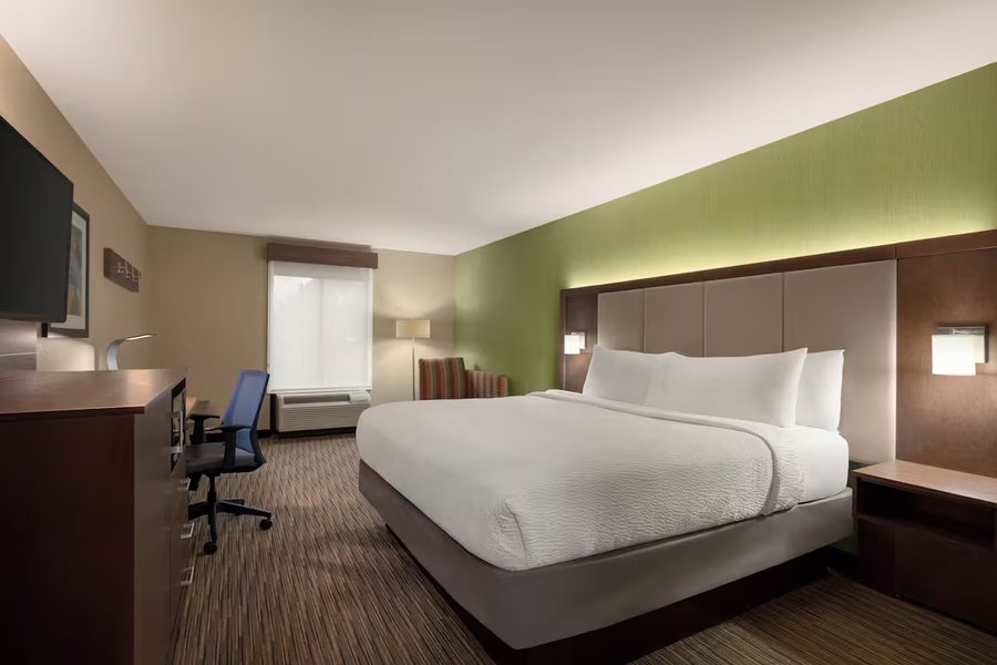 Holiday Inn Express Suites Atlanta Cumming by IHG — Guest room