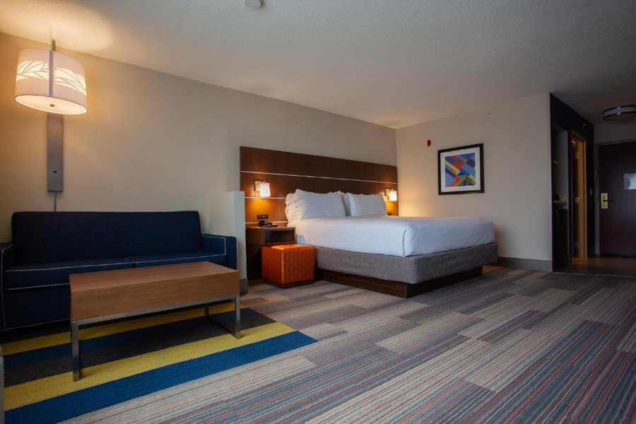 Holiday Inn Express Suites Atlanta N perimeter Mall Area By IHG — Guest room