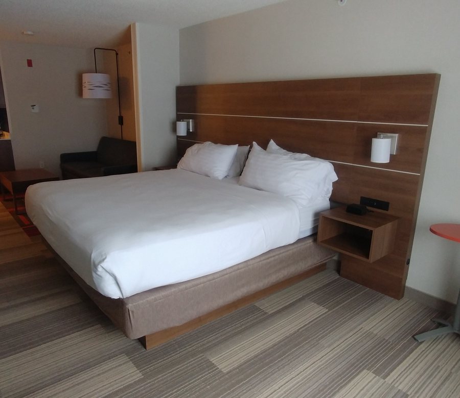 Holiday Inn Express Suites Auburn Hills South By IHG Auburn Hills Michigan — Guest room