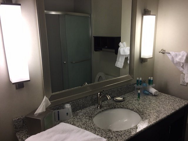 Holiday Inn Express Suites Austin Nw Lakeline By IHG — Bathroom