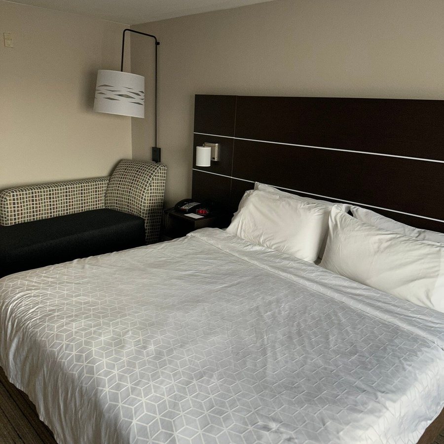 Holiday Inn Express Suites Bainbridge by IHG — Guest room