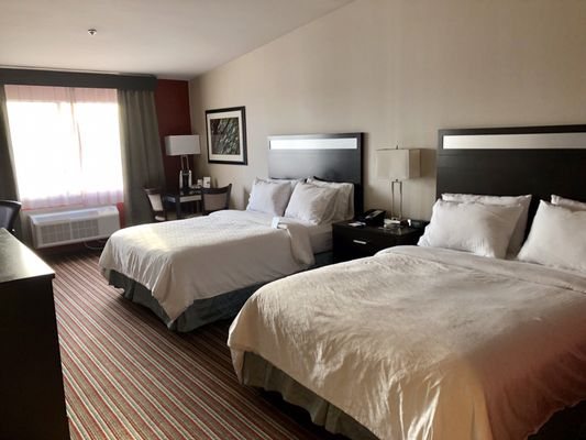 Holiday Inn Express Suites Bakersfield Central by IHG — Guest room