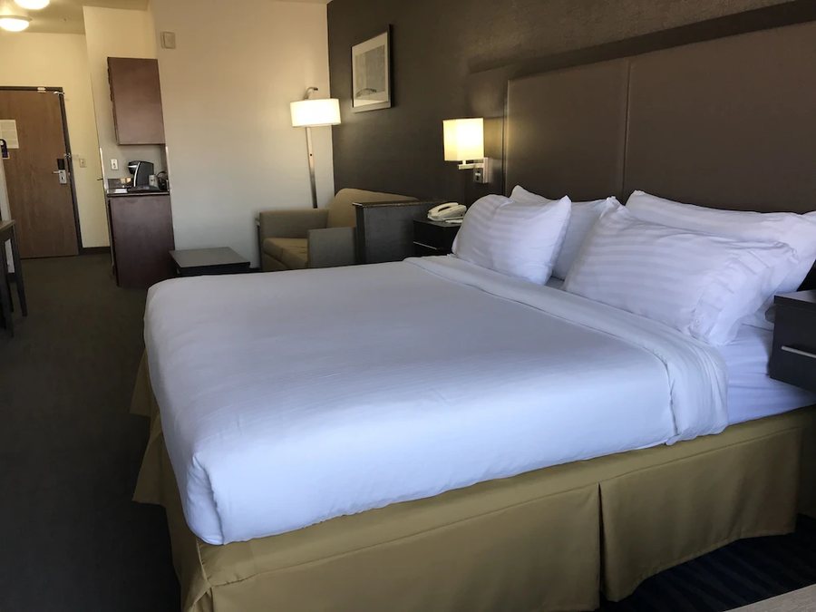 Holiday Inn Express Suites Barstow Route 66 by IHG — Guest room