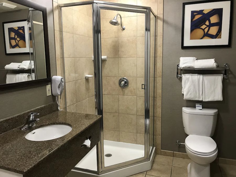 Holiday Inn Express Suites Bartow By IHG — Bathroom