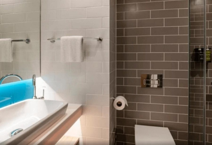 Holiday Inn Express Suites Batavia Darien Lake By IHG — Bathroom