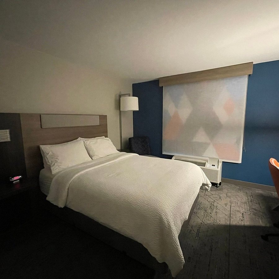 Holiday Inn Express Suites Batavia Darien Lake By IHG — Guest room