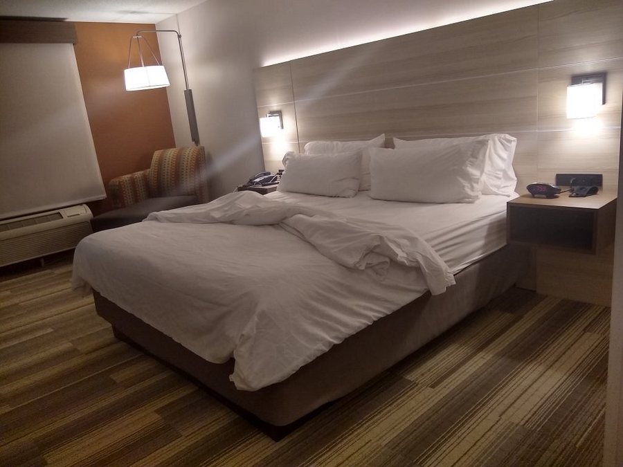Holiday Inn Express Suites Bay City By IHG Bay City Michigan — Guest room