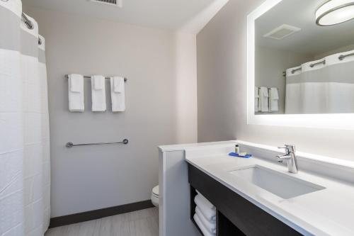 Holiday Inn Express Suites Bend South By IHG — Bathroom