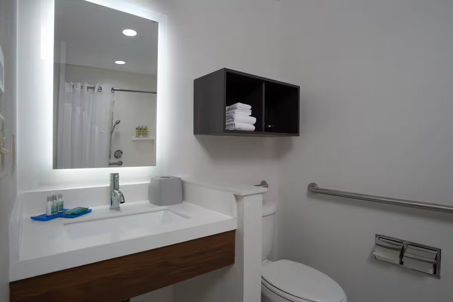 Holiday Inn Express Suites Berkeley by IHG — Bathroom
