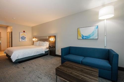 Holiday Inn Express Suites Berkeley by IHG — Guest room