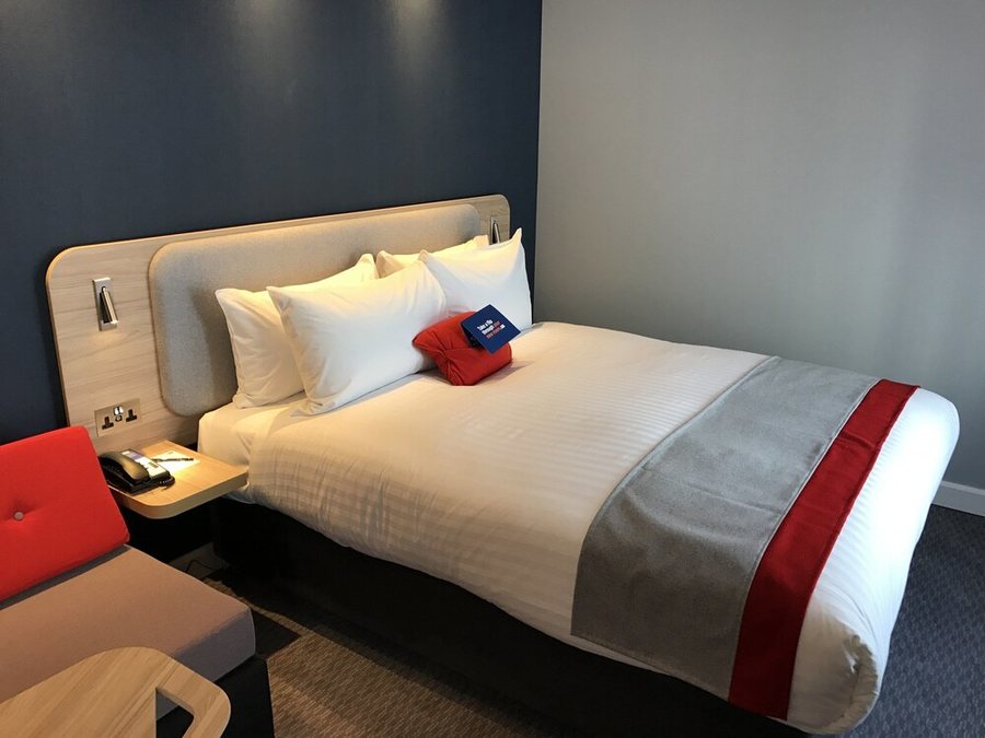 Holiday Inn Express Suites Birmingham Homewood — Guest room