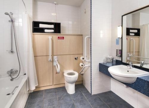 Holiday Inn Express Suites Birmingham Inverness 280 By IHG — Bathroom