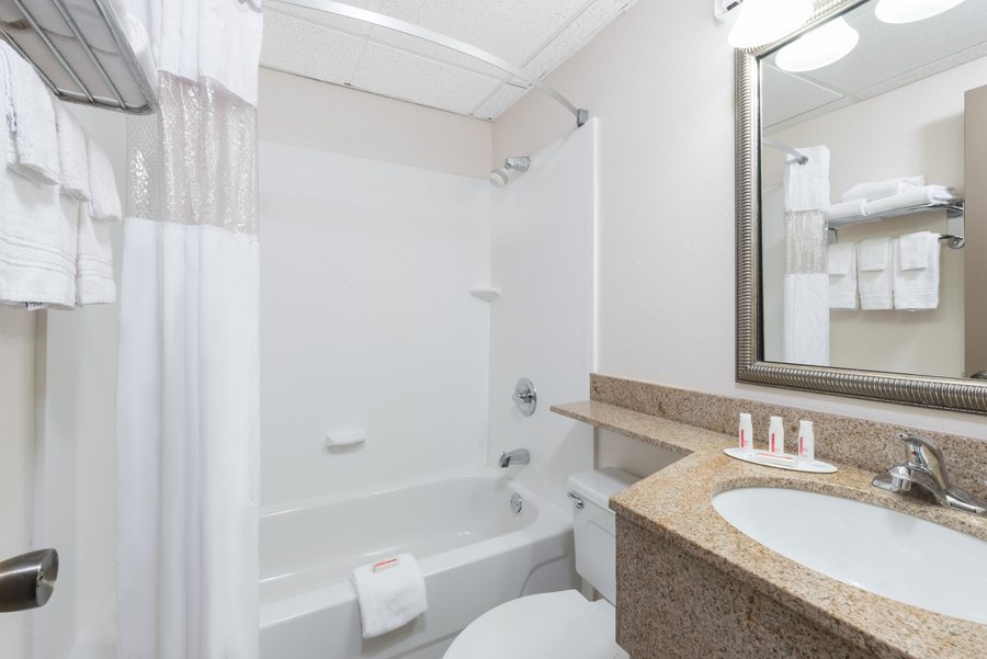 Holiday Inn Express Suites Bismarck by IHG — Bathroom