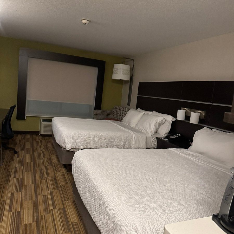 Holiday Inn Express Suites Bismarck by IHG — Guest room