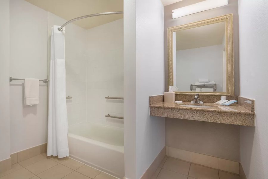 Holiday Inn Express Suites Blacksburg University Area By IHG — Bathroom