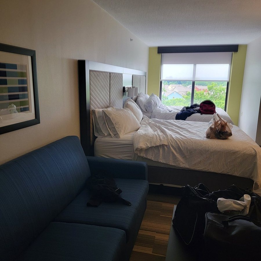 Holiday Inn Express Suites Blacksburg University Area By IHG — Guest room