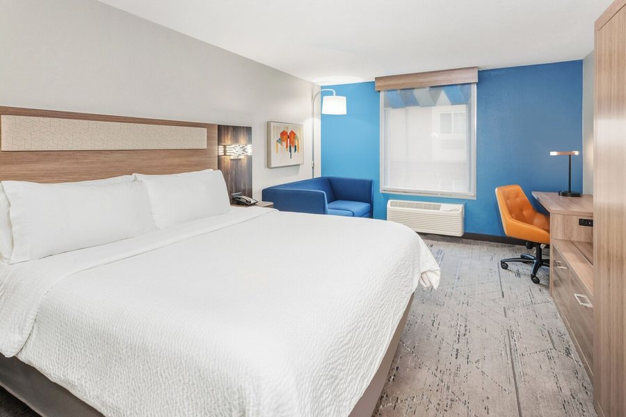 Holiday Inn Express Suites Bloomington by IHG — Guest room