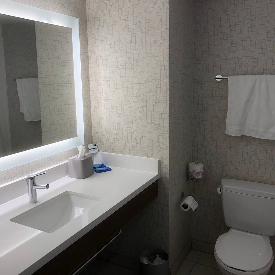 Holiday Inn Express Suites Bossier City By IHG — Bathroom