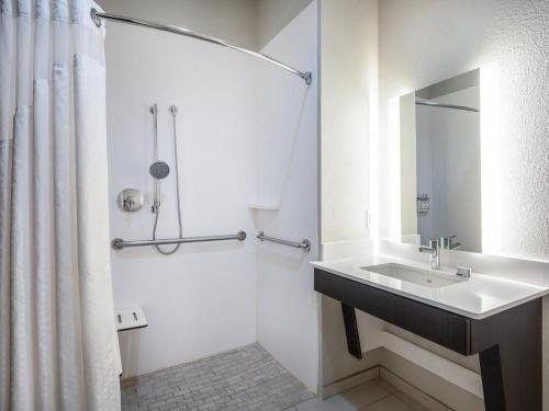 Holiday Inn Express Suites Boynton Beach West by IHG — Bathroom