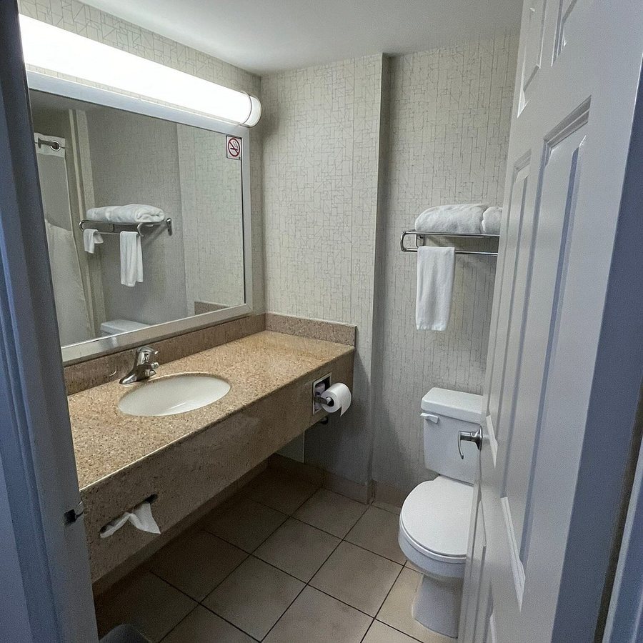 Holiday Inn Express Suites Bradenton West By IHG — Bathroom