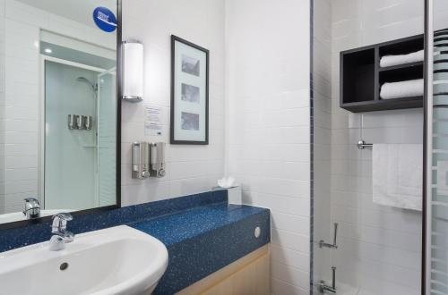 Holiday Inn Express Suites Brainerd Baxter by IHG — Bathroom