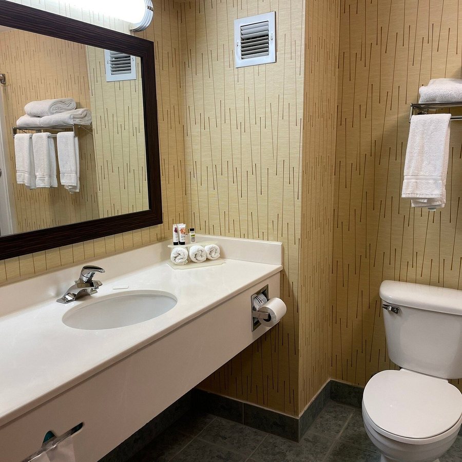 Holiday Inn Express Suites Brattleboro by IHG — Bathroom